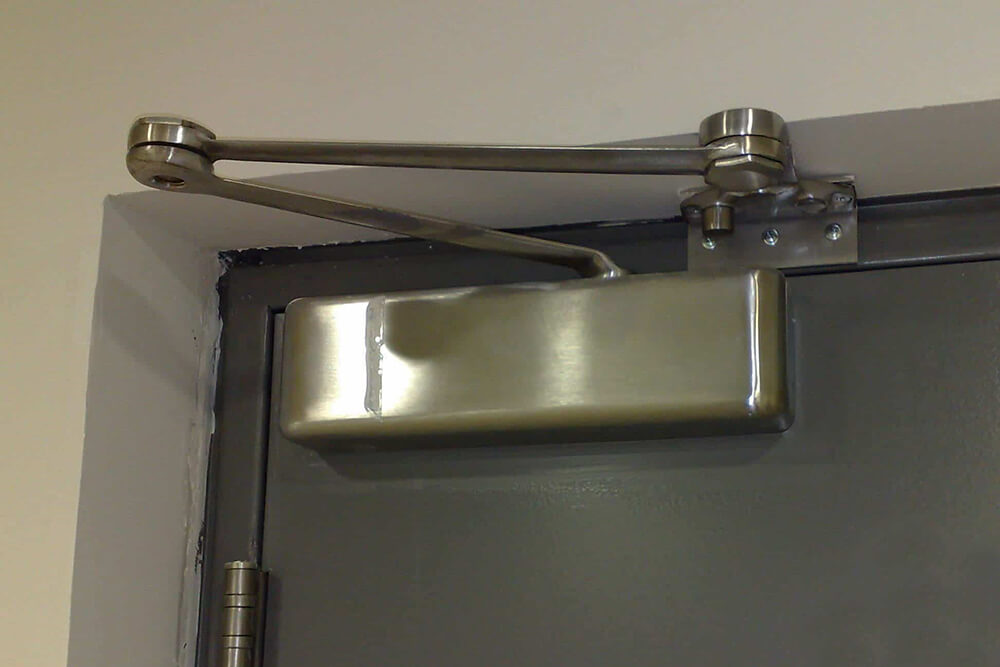 Входная металлическая дверь с доводчиком